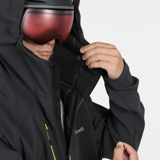 フードの顔周囲をドローコードで調節可能