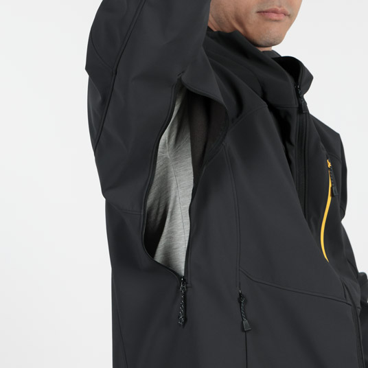 衣服内の蒸れを素早く排出するピットジップを装備