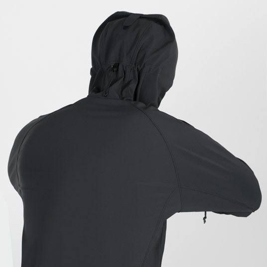 優れたストレッチ性を備え体の動きにしなやかに追従