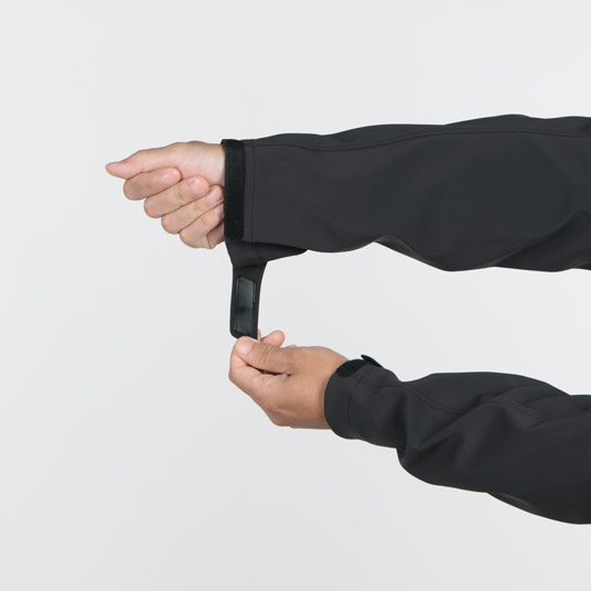 袖口のフィット感を調節でき、冷気や雪の侵入を防ぎます