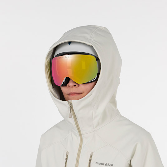 ヘルメット着用の有無に関わらず、高いフィット感が得られる立体フードパターン