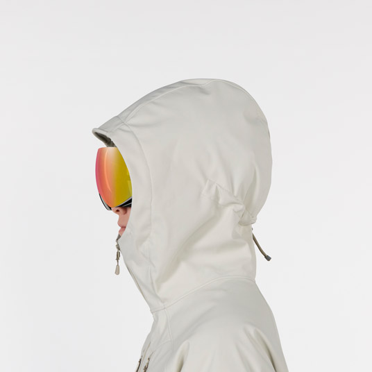 前後のドローコードで顔の周囲と奥行きの調節が可能