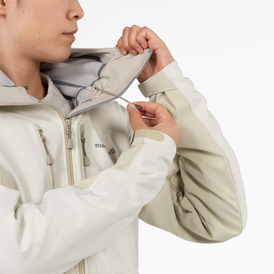 フードの顔周囲をドローコードで調節可能