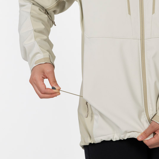 ポケット内のドローコードで裾のフィット感を簡単に調節可能。余ったコードが裾から垂れず、すっきり収納できます