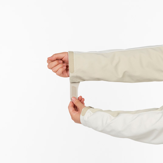 袖口のフィット感を調節でき、冷気や雪の侵入を防ぎます