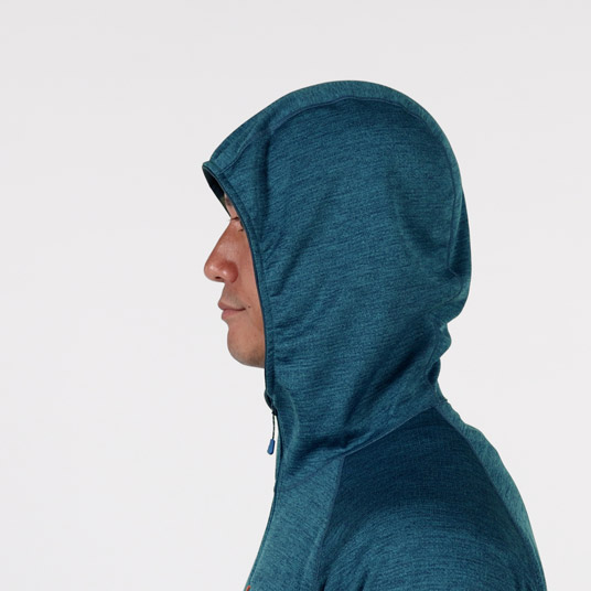 フードをかぶった状態