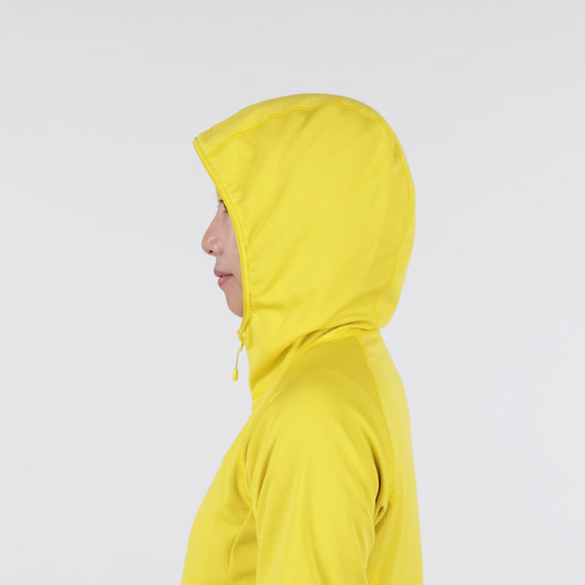 フードをかぶった状態