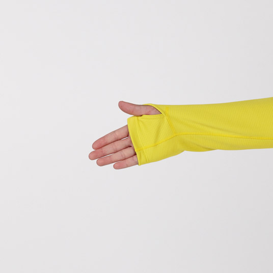 親指を通すことで手の甲を温められるサムホール付き