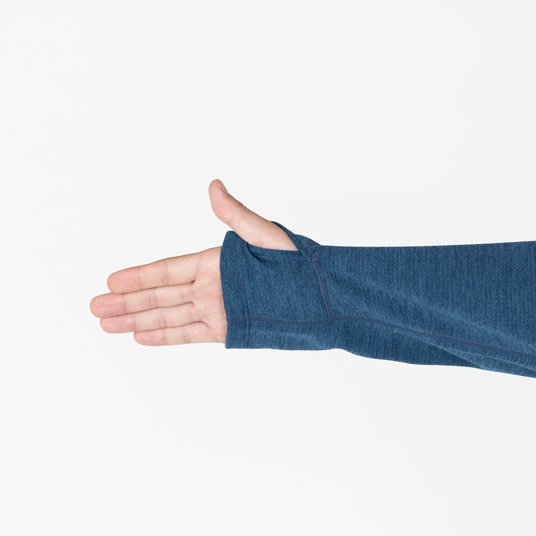 親指を通すことで手の甲を温められるサムホール付き