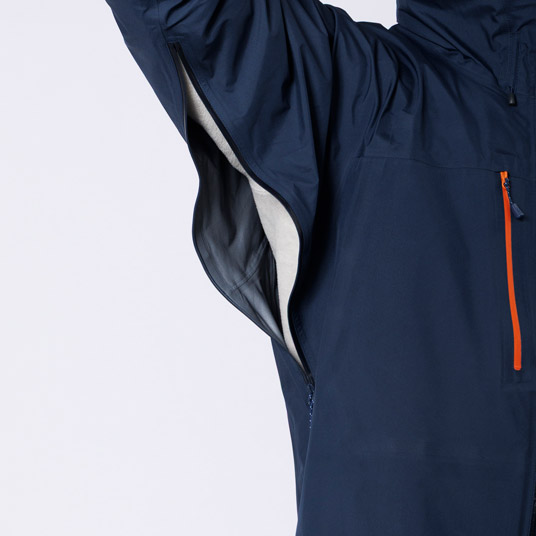 衣服内の蒸れを素早く排出するピットジップを装備。