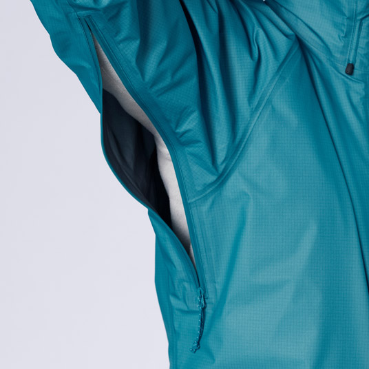 衣服内の蒸れを素早く排出するピットジップを装備。