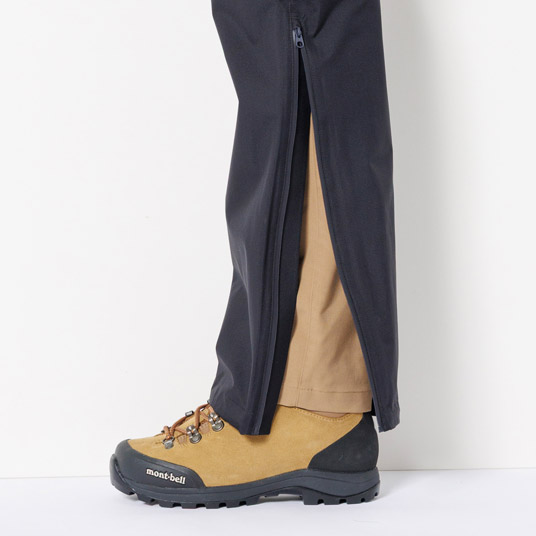 登山用ブーツの着脱が容易なジッパー。