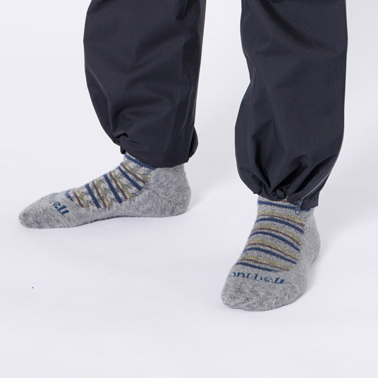 裾に通したゴムで、ばたつきを抑えたり、丈の調整が可能。