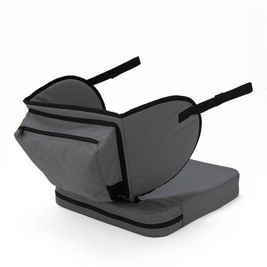 シート背面のジッパー付きポケット