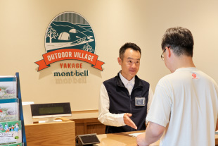 受付に立つモンベルスタッフのイメージ画像