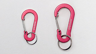 左：キーカラビナ フラットナスカン 5、
右：キーカラビナ フラットナスカン 6