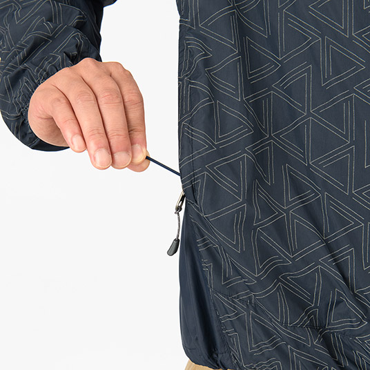 ドローコードで裾のフィット感を簡単に調節可能。余ったコード裾から垂れず、すっきり収納できます。
